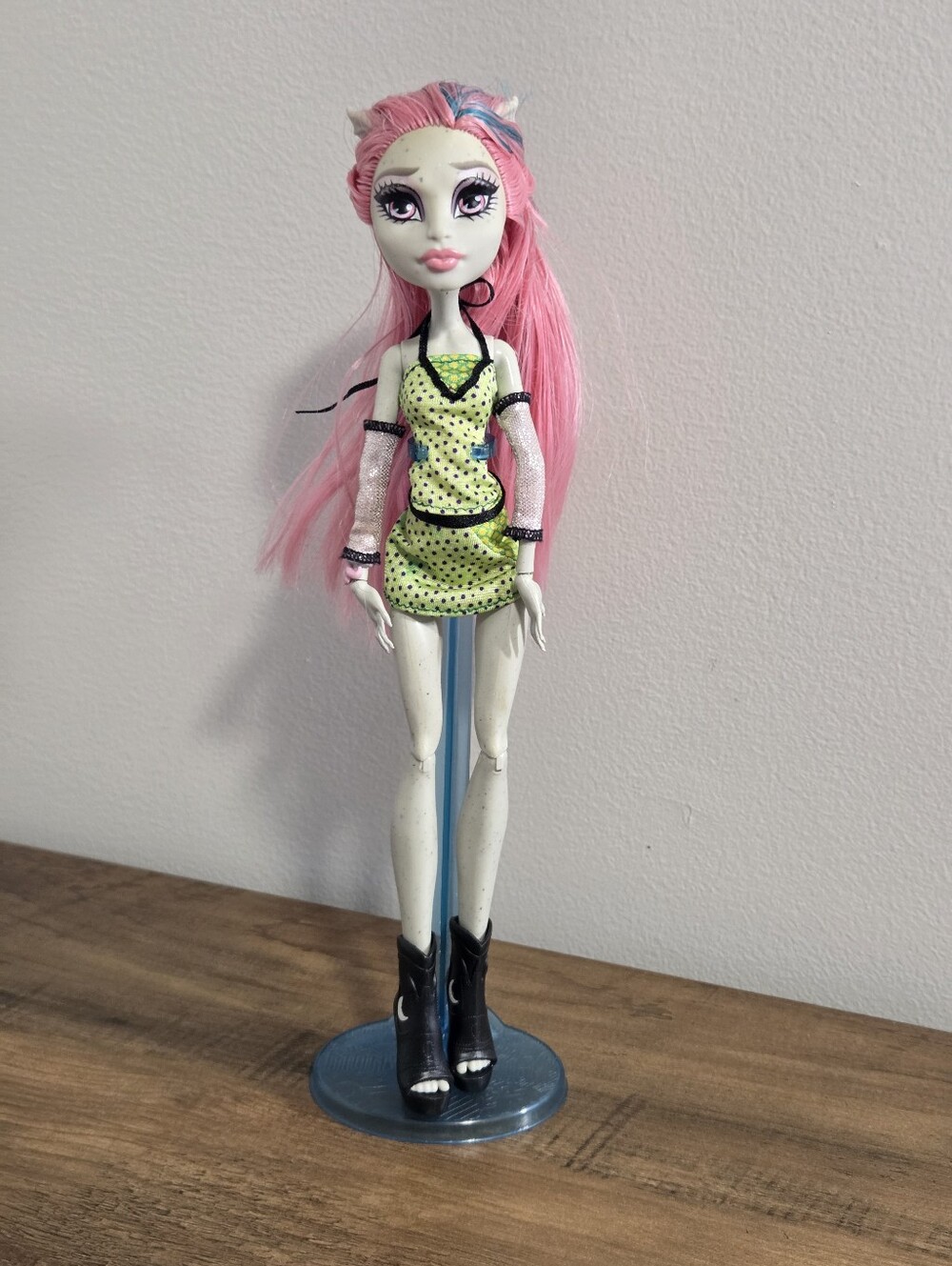 2013 Monster High Ghouls Night Out Rochelle Goyle Doll With Stand